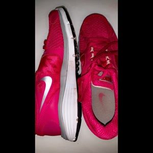 pink nike runners ✰